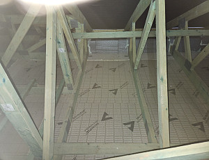 Zateplení stropu novostavby rodinného domu pomocí foukané izolace